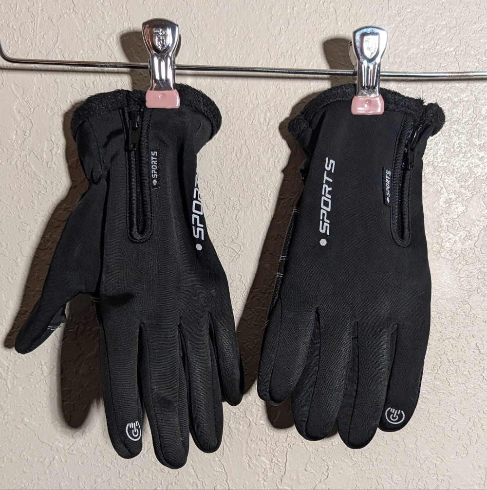 Black Sports Gloves with Touchscreen Feature 0143